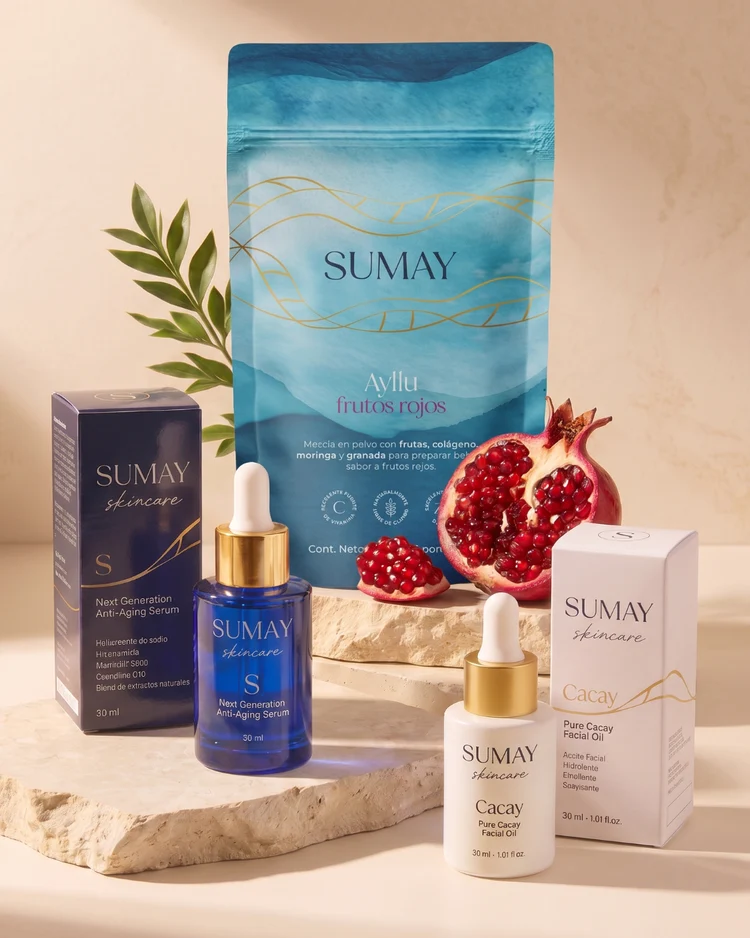 Produtos Sumay: pouch de Ayllu frutos vermelhos, sérum Next Generation e óleo facial de Cacay sobre fundo bege